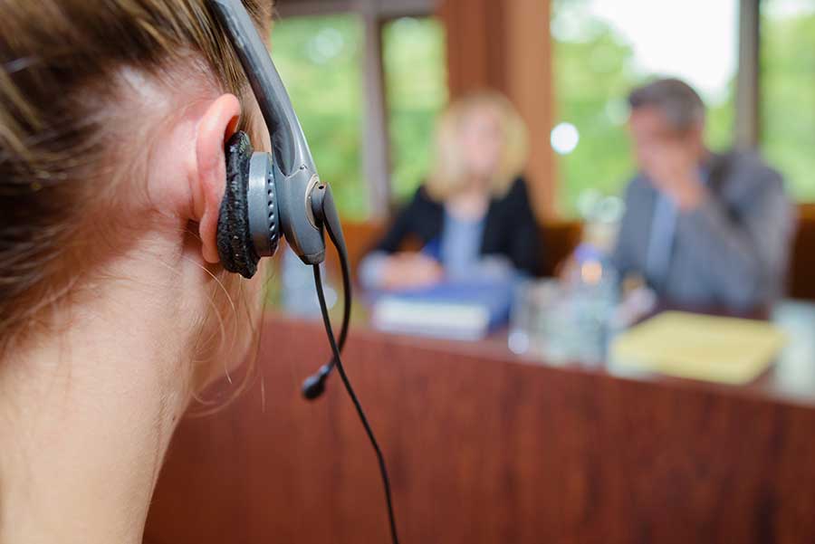 Femme avec casque interprétant à la conférence