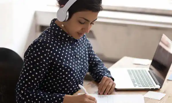 Interprétation à distance simultanée pour les cours éducatifs 